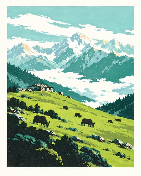 雪峰下的绿色牧场上有牦牛，远处是一座小屋