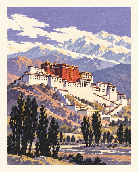紫灰群山与雪峰前，布达拉宫红白层叠的墙体立于山丘，珊瑚红与象牙白映出夕照。